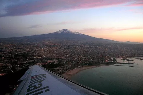 Vedere asupra vulcanului Etna din avion
